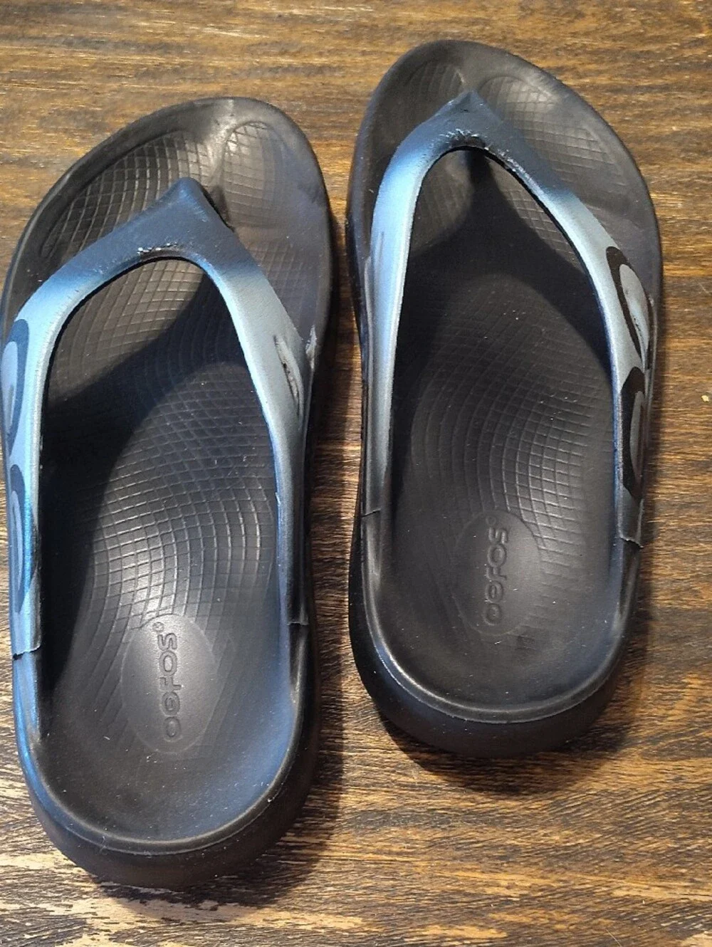 OOFOS Men’s Black and Blue Oofoam Recovery Flipflops Sandals